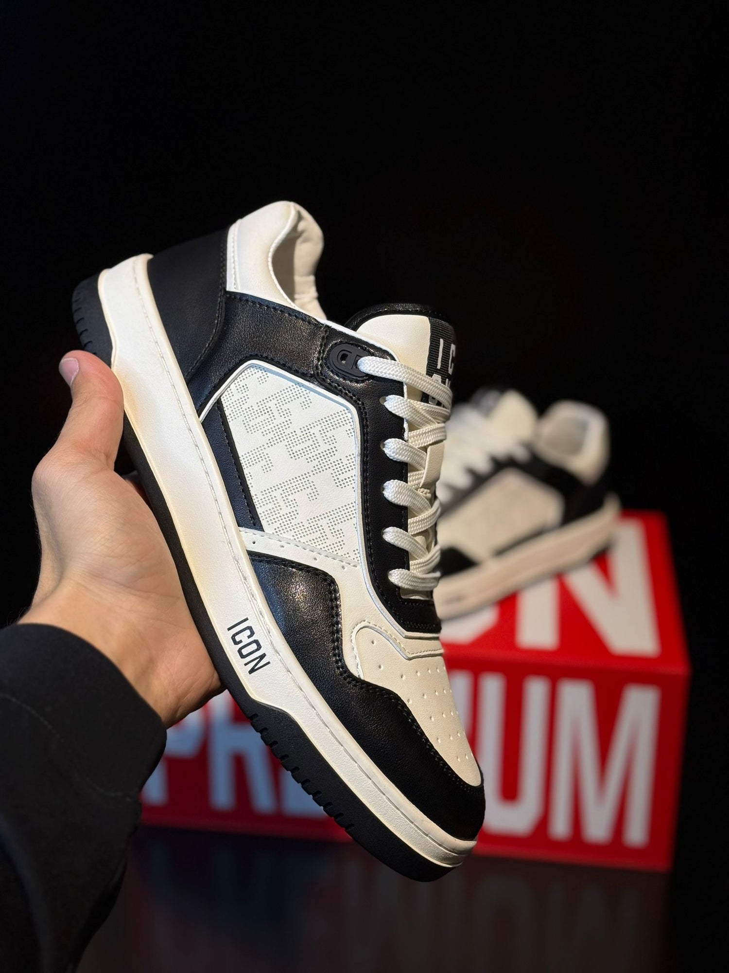ICON Sneakers Elegant shoe