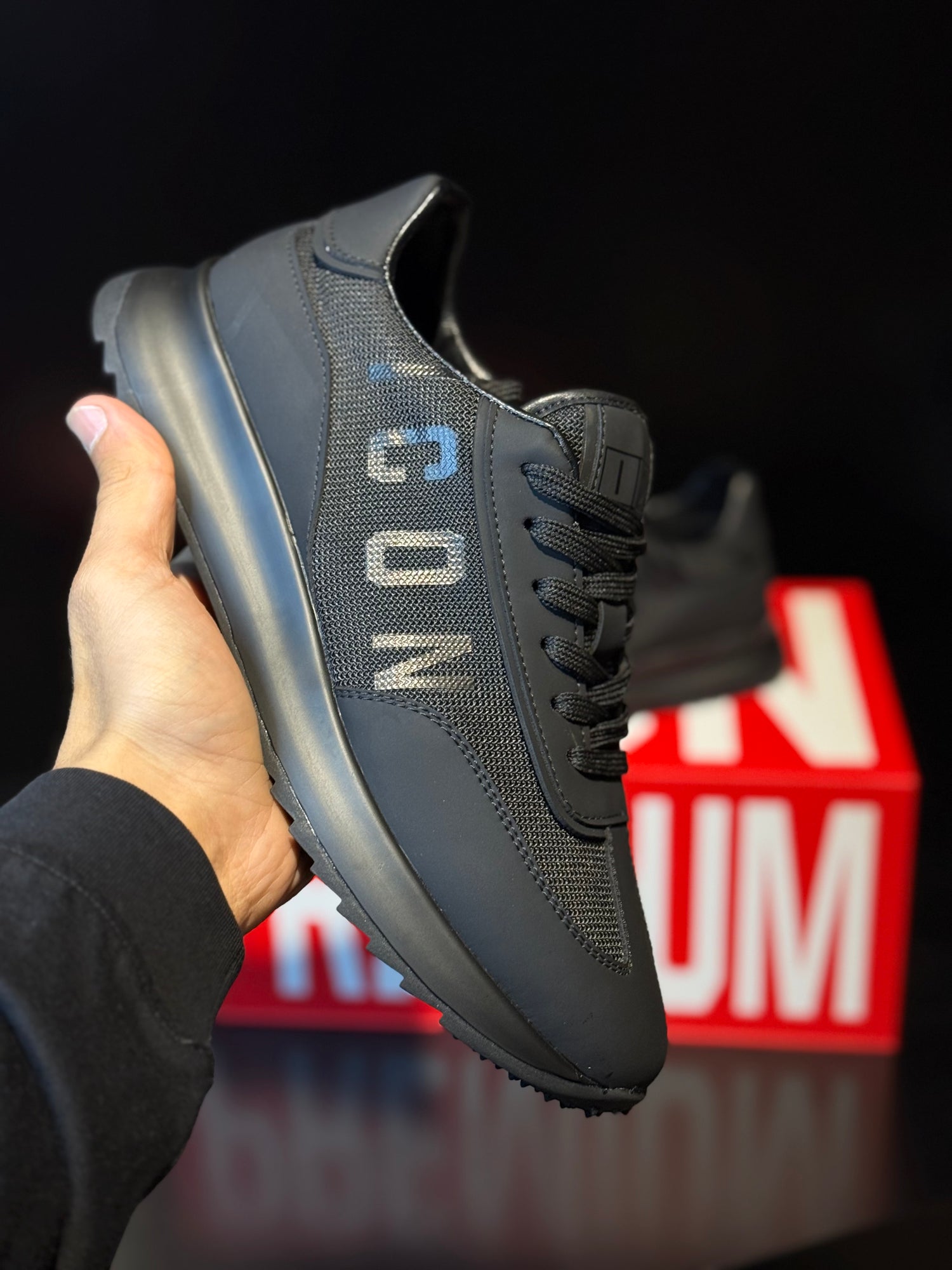 ICON SNEAKERS logo black
