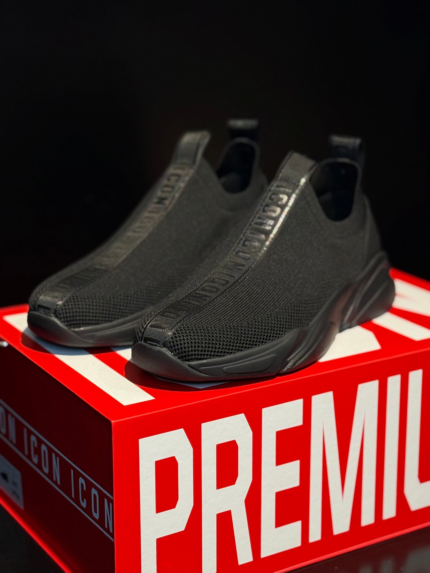 ICON sneaker Black shoe with stripe new edition Icon